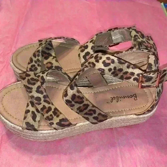 Bonnibel Leopard Sandals 7.5 - Picture 2 of 9